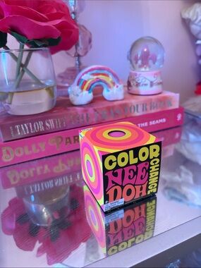 NIB Schylling Needoh Color Change Putty - Pink
